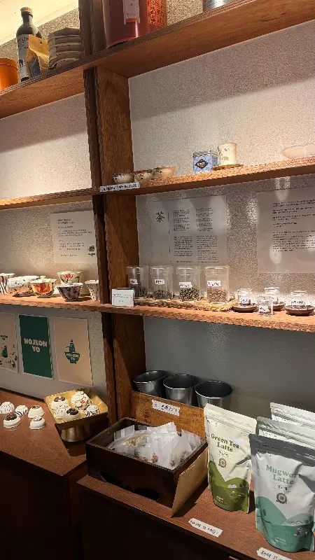 다사의 내부 인테리어, 다양한 차와 다기 세트가 진열된 모습