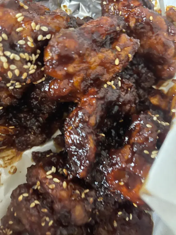 윤기 자르르 흐르는 흑마늘 닭강정