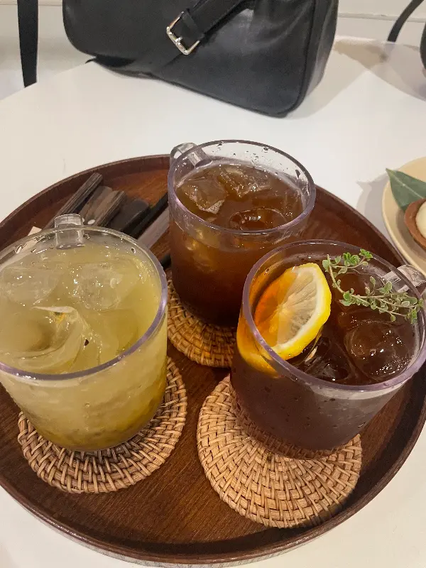 타르트와 음료가 함께 놓인 쟁반