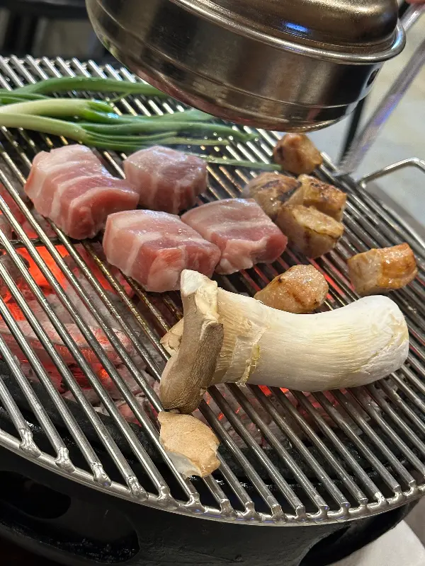 불판 위에서 익어가는 꼬들목살과 깍둑항정