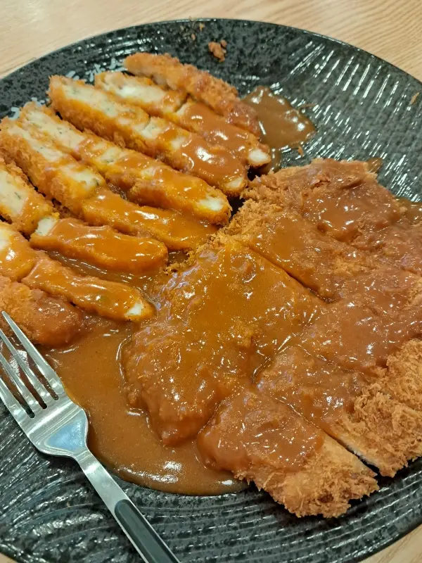 돈까스를 자르는 모습