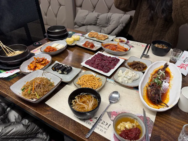 푸짐한 밑반찬과 함께 즐기는 뭉티기