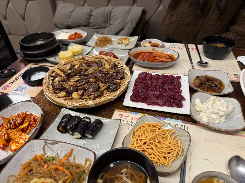 깔끔하고 넓은 매장 내부