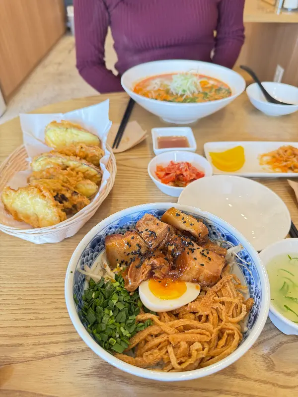 탄탄면과 가지만두 한 상 차림