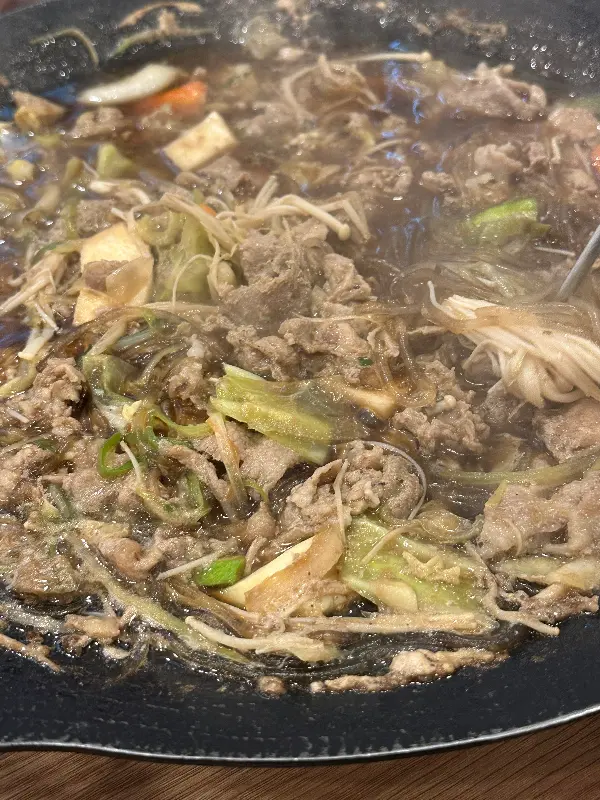 소불고기 속 다양한 채소들