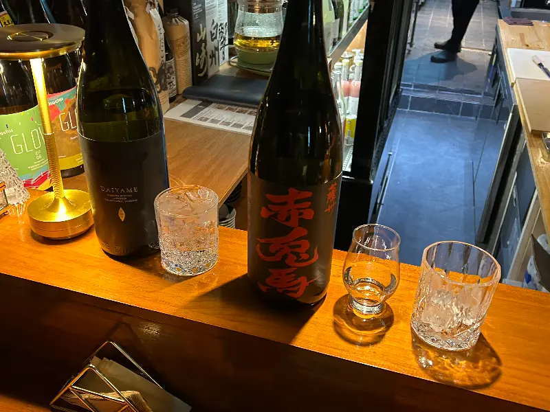 다양한 사케들이 진열되어 있는 바 테이블