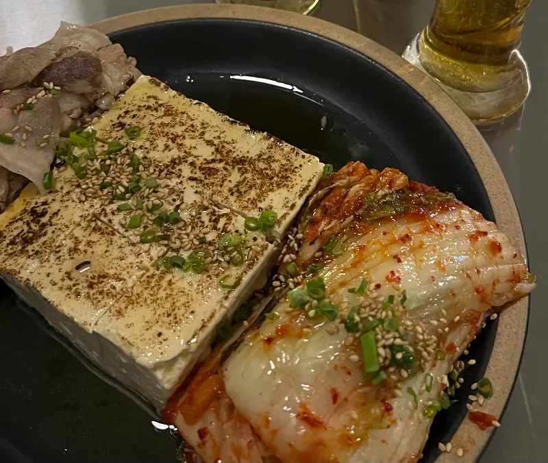 묵은지 대패 두부 삼합 근접 촬영