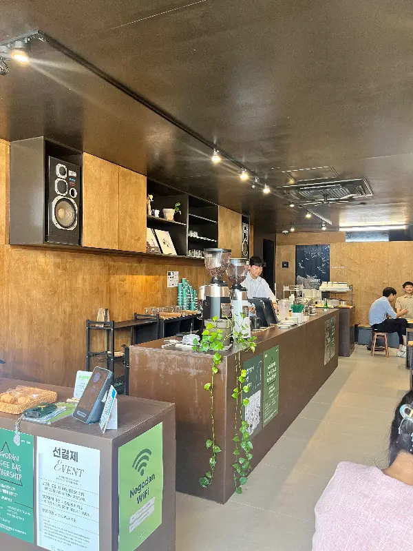 카페 내부 전경