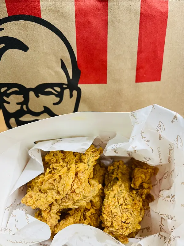 KFC 종이 봉투에 담긴 닭껍질 튀김