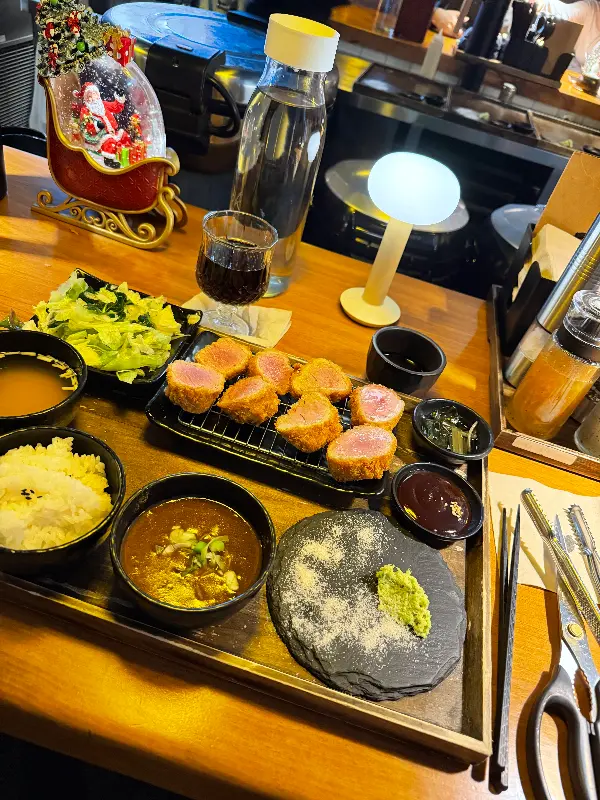 카츠오모이 전체 상차림