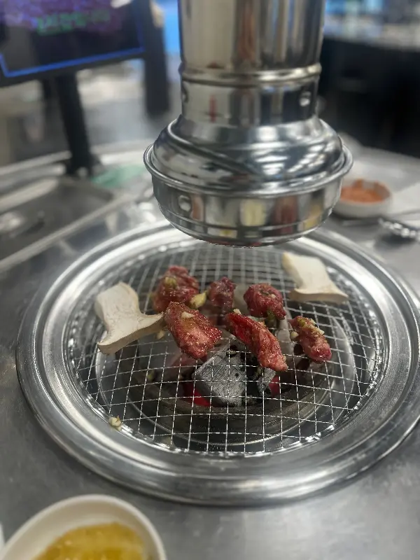 불판 위에서 익어가는 갈비살