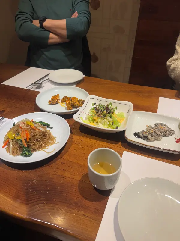 정갈하게 담겨 나온 음식들