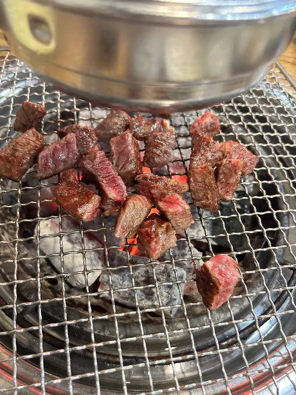 숯불 위에서 익어가는 한우