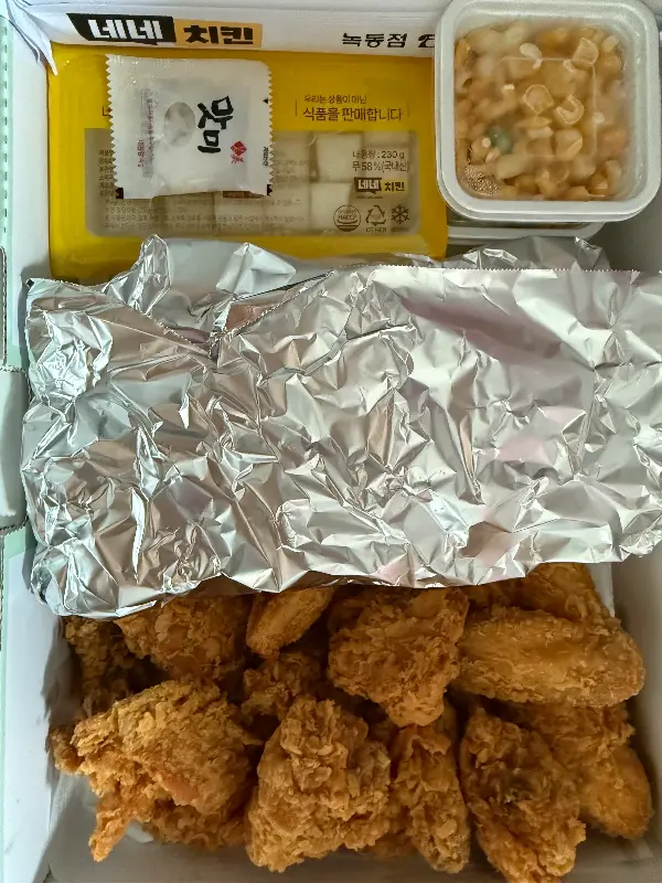 네네치킨 포장 박스