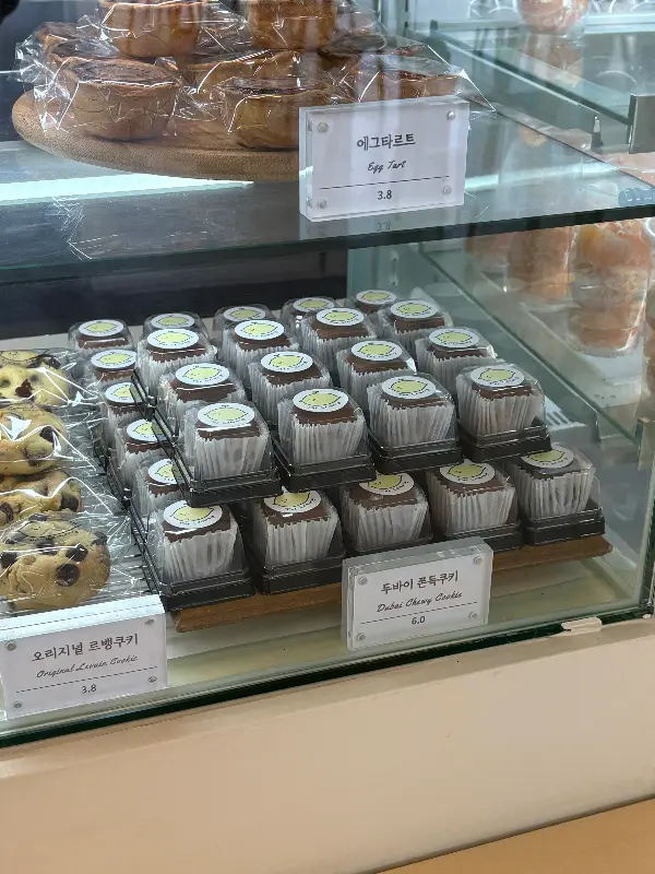쇼케이스 안의 에그타르트와 두바이 쫀득 쿠키