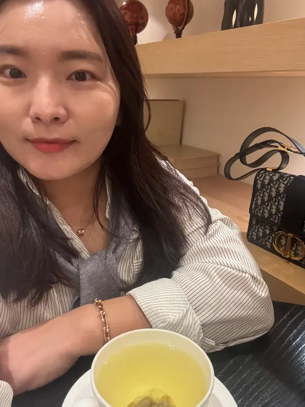 식사를 즐기고 있는 여성의 모습