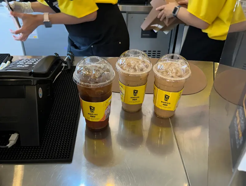 메가커피 음료 준비