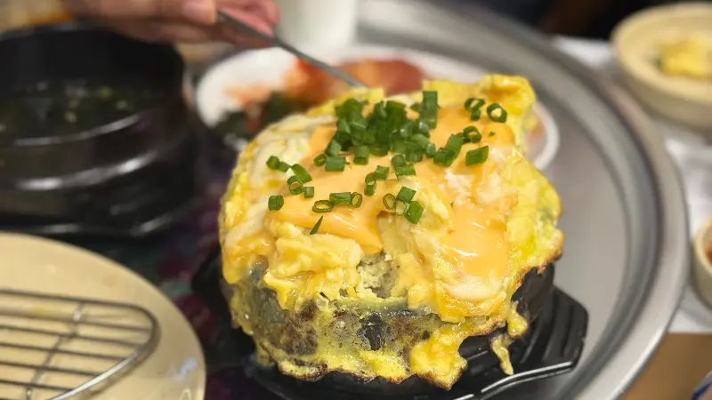 화산처럼 부풀어 오른 불티의 폭탄 계란찜