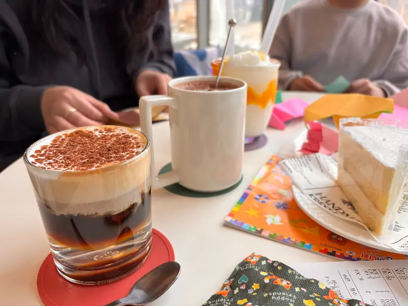 음료와 케이크가 놓인 테이블