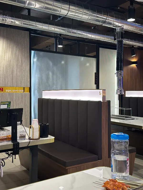깔끔한 매장 내부