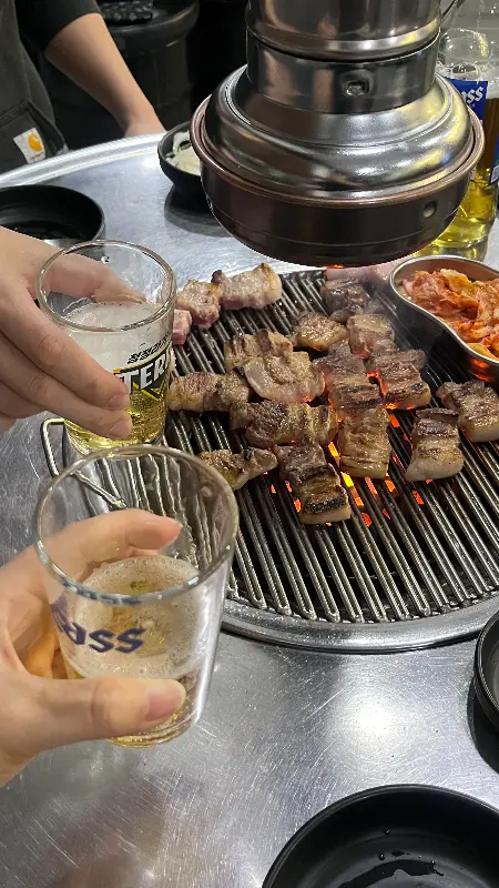 술잔을 기울이는 모습