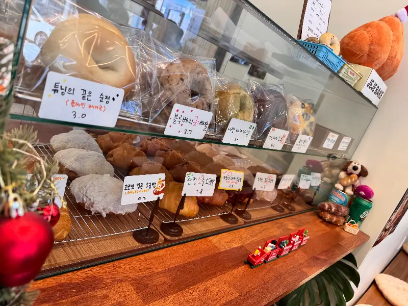 다양한 빵이 진열된 쇼케이스