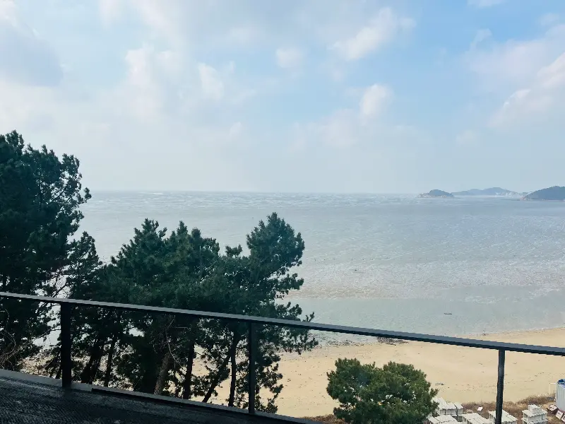 카페에서 바라본 바다 풍경