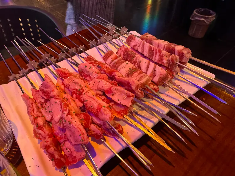 신선함이 느껴지는 꼬치에 꽂힌 양고기