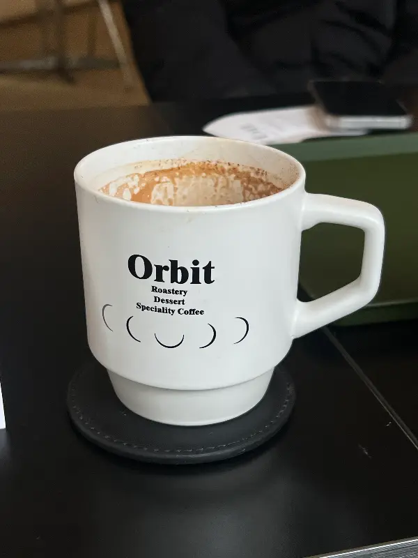 Orbit 로고가 새겨진 머그컵