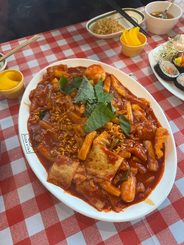 라볶이와 김밥이 함께 놓인 푸짐한 한 상 차림