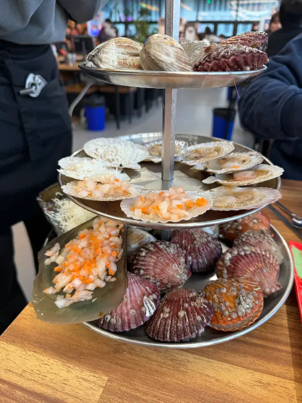 3단 트레이에 푸짐하게 담긴 조개구이