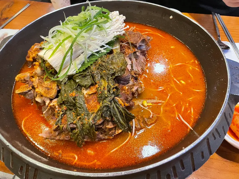 푸짐한 우거지와 뼈가 가득한 감자탕