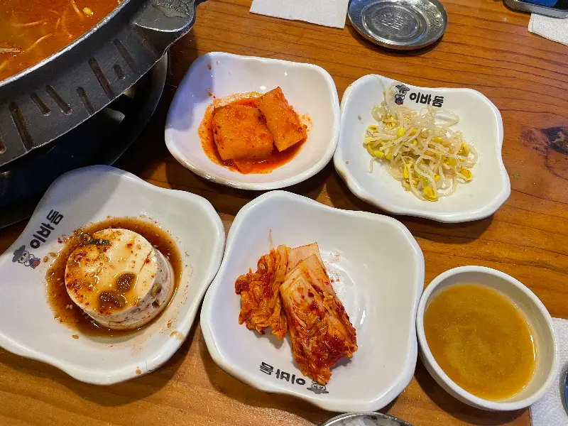 이바돔감자탕의 정갈한 밑반찬