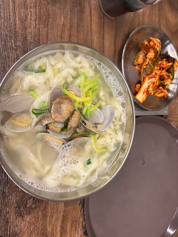겉절이와 함께 즐기는 바지락 칼국수