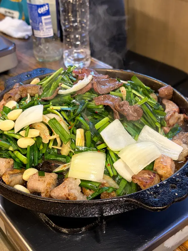 불판 위에서 곱창, 막창, 염통이 노릇노릇하게 구워지는 모습