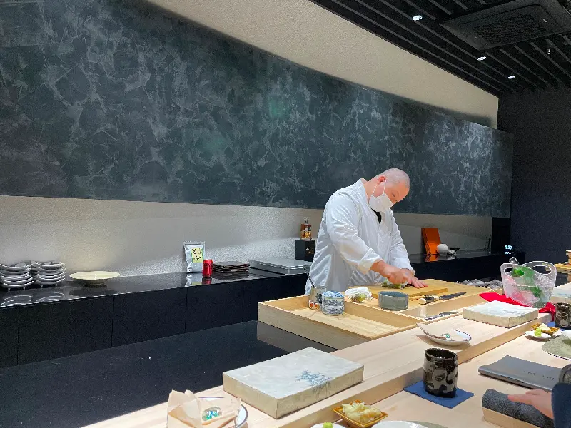 나무 도마 위에 가지런히 놓인 스시