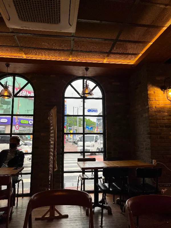 아치형 창문으로 보이는 바깥 풍경