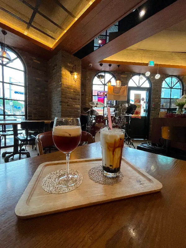 아인슈페너와 음료가 함께 놓인 테이블