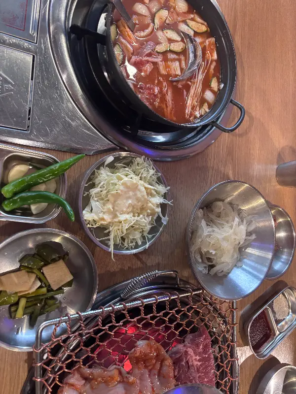 다양한 밑반찬과 우거지탕