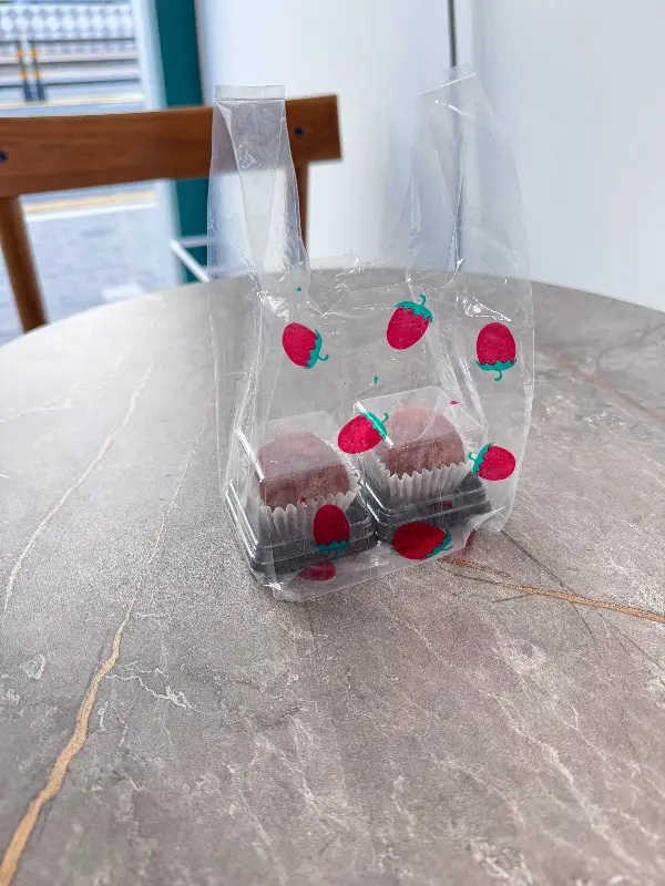 딸기 그림이 그려진 포장 비닐봉투