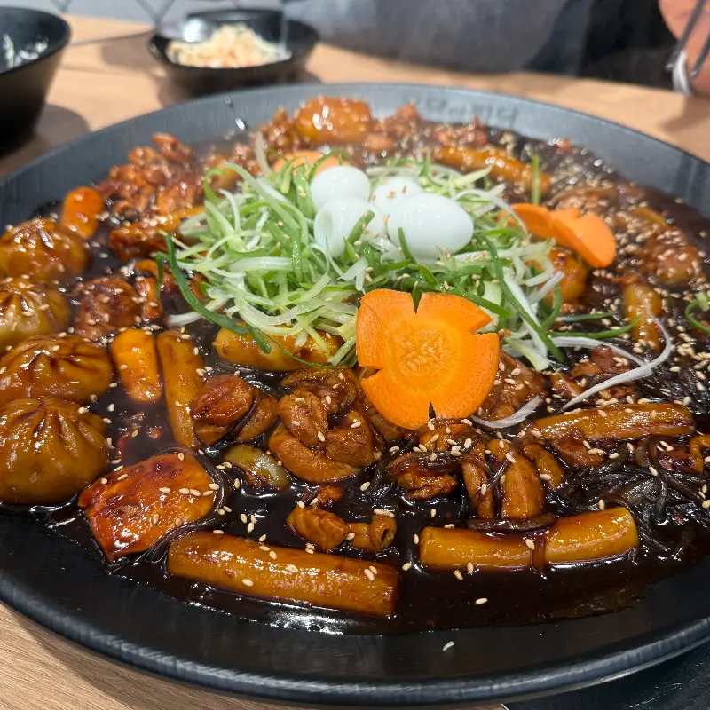 다양한 토핑이 올려진 찜닭