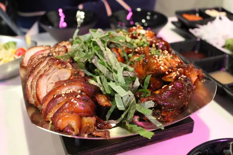 푸짐하게 쌓인 족발과 깻잎의 조화