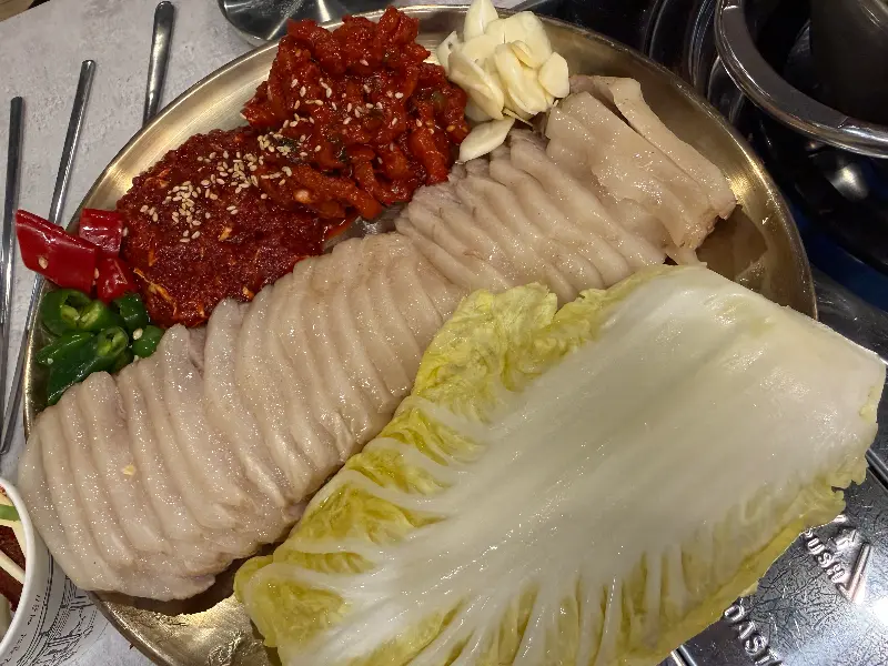 윤기가 좔좔 흐르는 가브리살과 붉은 빛깔의 김치 속이 식욕을 자극한다.