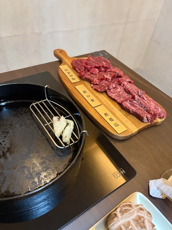 나무 도마 위에 올려진 한우