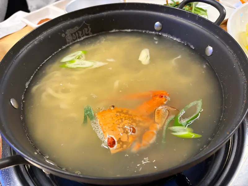 바지락과 꽃게가 들어간 칼국수