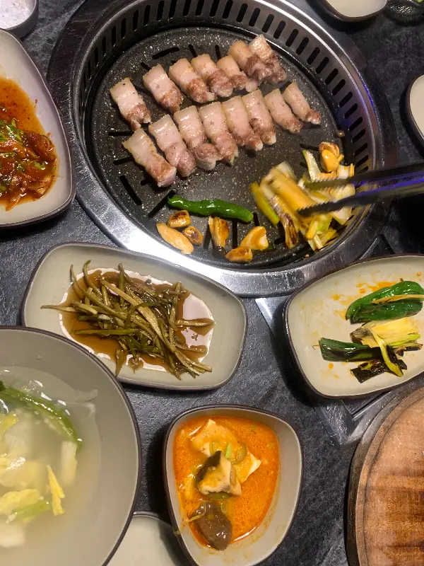 전문가의 손길로 구워지는 볏짚 삼겹살