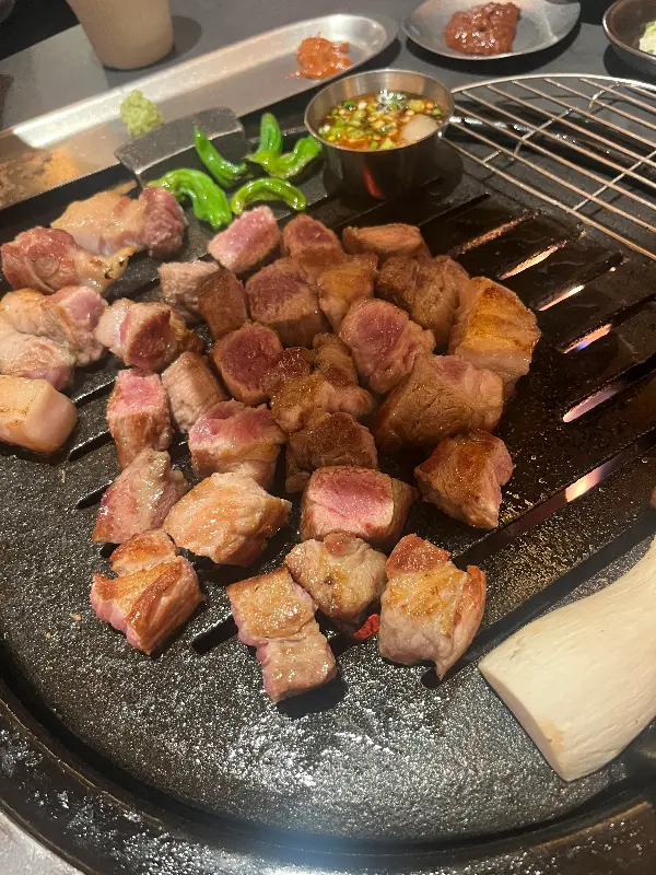 다채로운 소스와 함께 즐기는 흑돼지