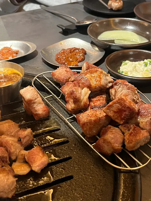 맛있게 구워진 흑돼지