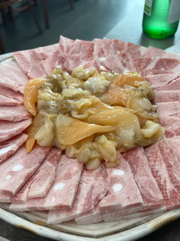 신선한 갈미조개와 삼겹살