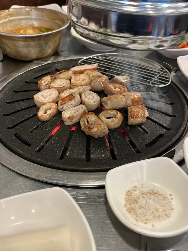 불판 위에서 맛있게 구워진 막창